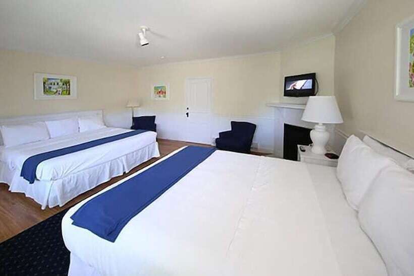 Номер Стандарт, Colonial Inn Harbor Springs