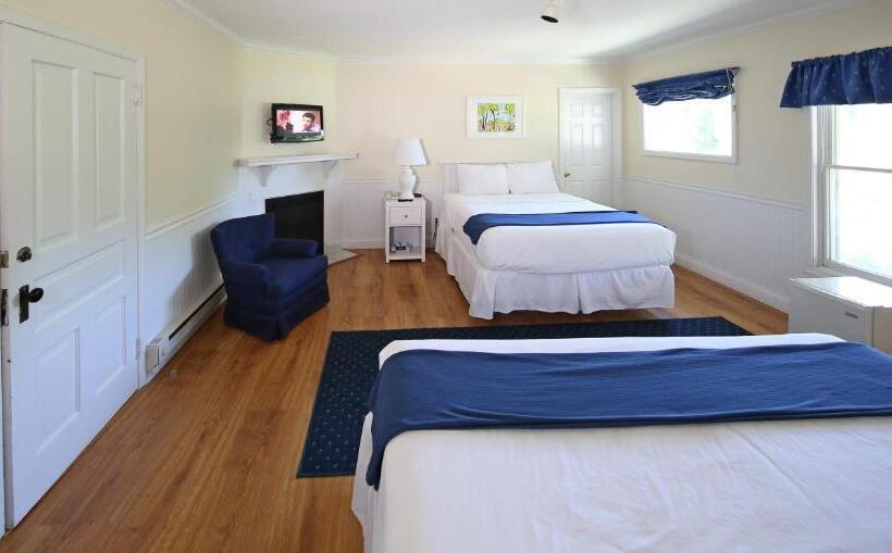 Номер Superior, Colonial Inn Harbor Springs