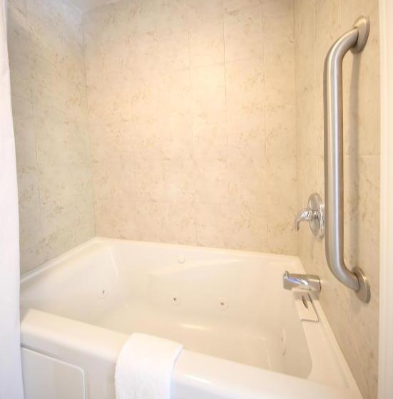 جناح سوبيريور, Colonial Inn Harbor Springs