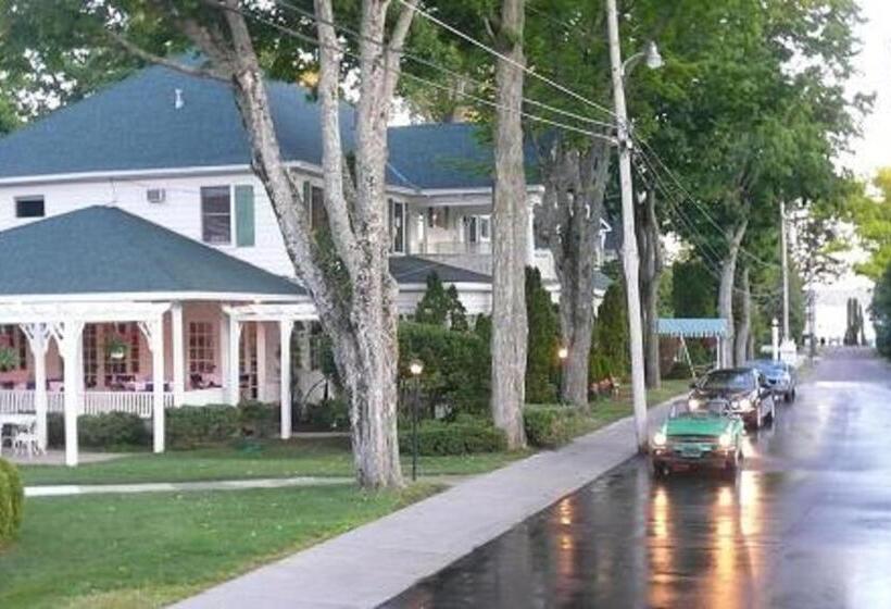 Номер Basic, Colonial Inn Harbor Springs