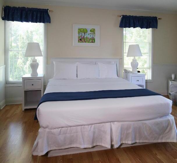 اتاق استاندارد با تخت بزرگ, Colonial Inn Harbor Springs