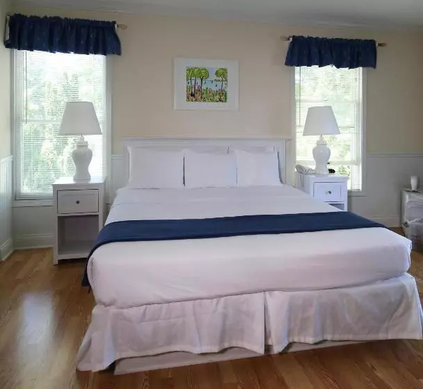 キングサイズベッドのスタンダードルーム, Colonial Inn Harbor Springs