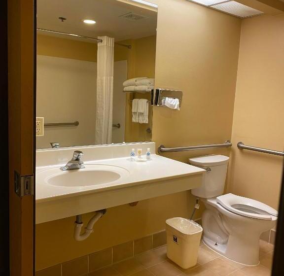 מיטת קינג בסוויטה, Comfort Inn Marina On The Monterey Bay