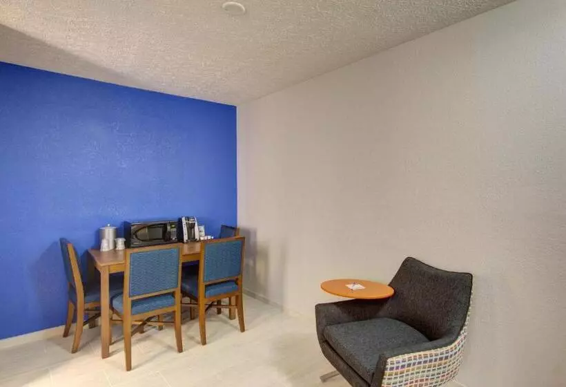 キングサイズベッドのスイートルーム, Holiday Inn Express Columbus South   Obetz, An Ihg