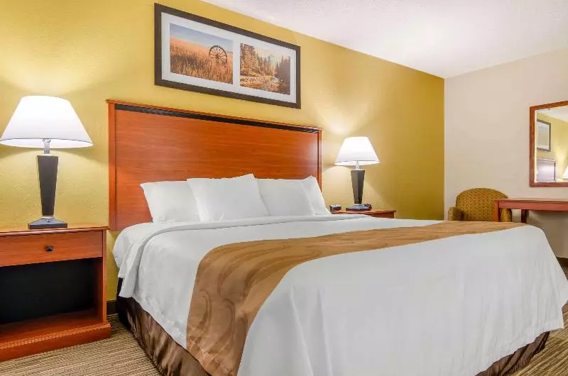 キングサイズベッドのスタンダードルーム, Quality Inn Dillon I15
