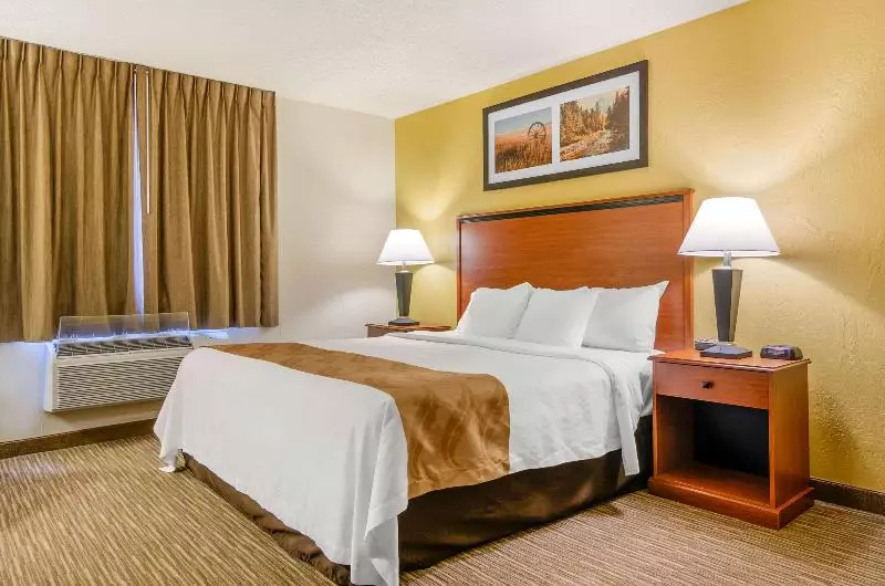 キングサイズベッドのスタンダードルーム, Quality Inn Dillon I15