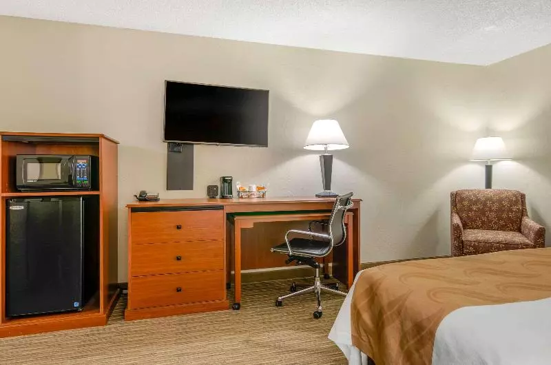キングサイズベッドのスタンダードルーム, Quality Inn Dillon I15