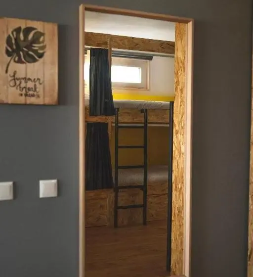 ルームシェアのワンベッド, Gundi House