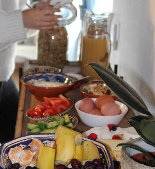 מיטה בחדר משותף, Gundi House