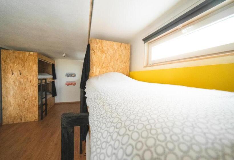 מיטה בחדר משותף, Gundi House