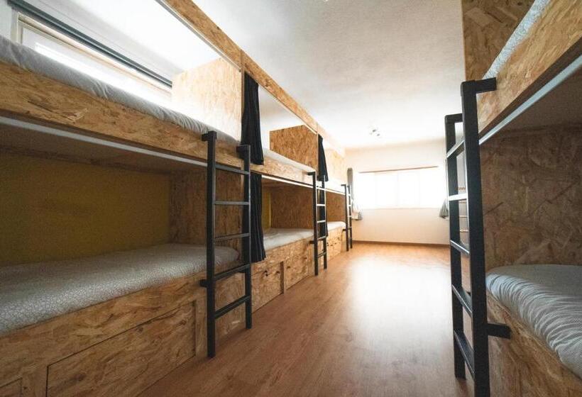 מיטה בחדר משותף, Gundi House