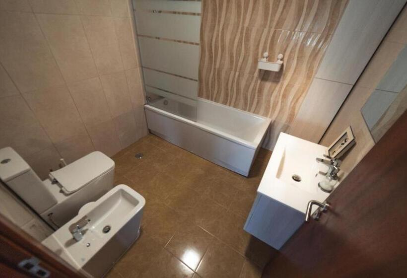 סטודיו דלוקס, Gundi House