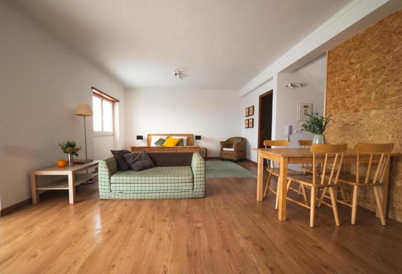 סטודיו דלוקס, Gundi House