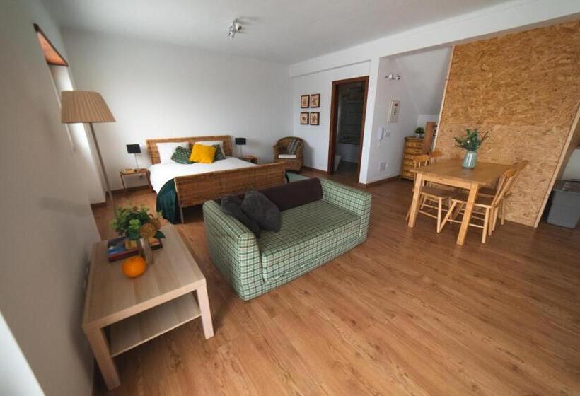 Deluxe Studio, Gundi House
