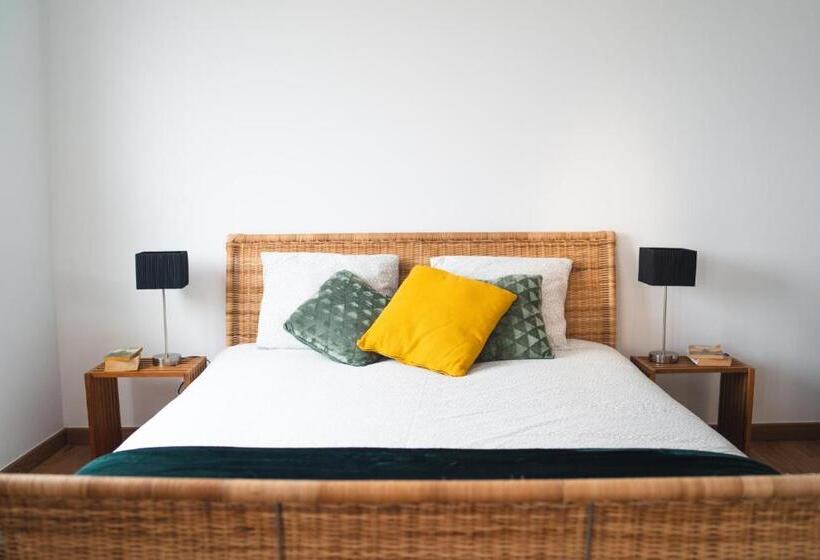 סטודיו דלוקס, Gundi House