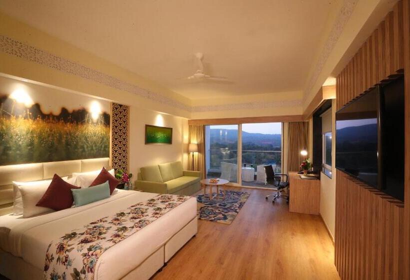 اتاق اجرایی با تخت بزرگ, Regenta Resort Belagavi