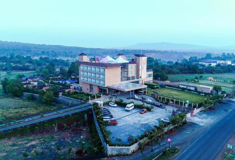 اتاق اجرایی با تخت بزرگ, Regenta Resort Belagavi
