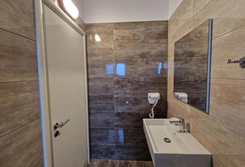 اتاق لوکس, Queen Margaret Seaside