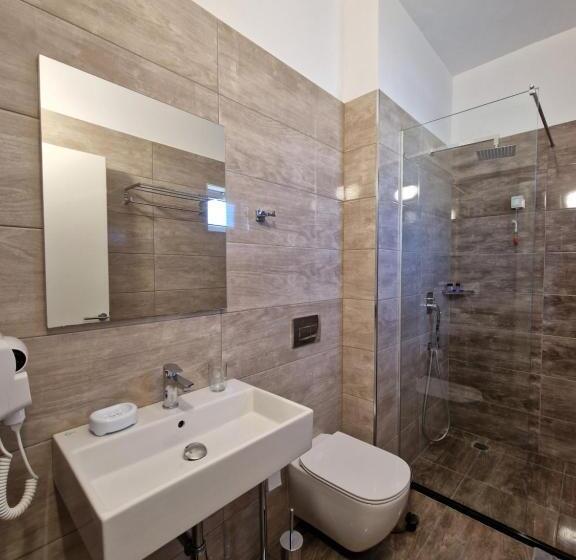 اتاق راحتی سه تخته, Queen Margaret Seaside