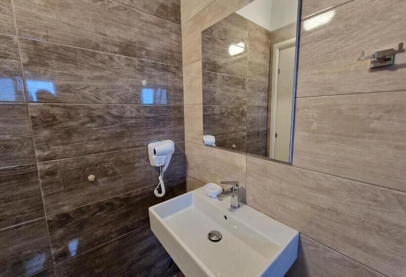 اتاق لوکس چهار تخته, Queen Margaret Seaside