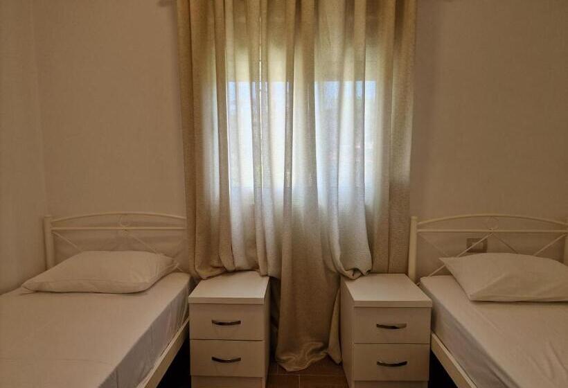 سوییت سوپریور با چشم‌انداز دریا, Queen Margaret Seaside