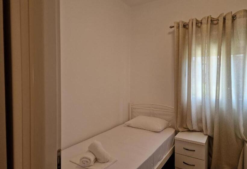 سوییت سوپریور با چشم‌انداز دریا, Queen Margaret Seaside