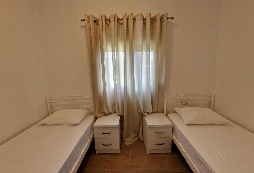 سوییت سوپریور با چشم‌انداز دریا, Queen Margaret Seaside