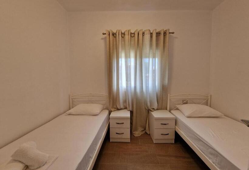 سوییت سوپریور با چشم‌انداز دریا, Queen Margaret Seaside