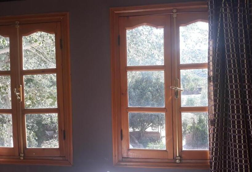 اتاق استاندارد سه تخته با سرویس بهداشتی مشترک, Ecolodge Espace Tamount