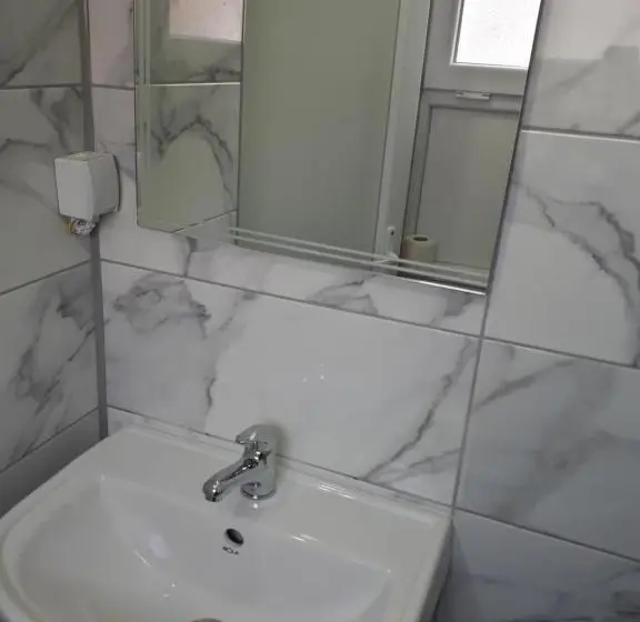 اتاق استاندارد, Edelweiss Hostel