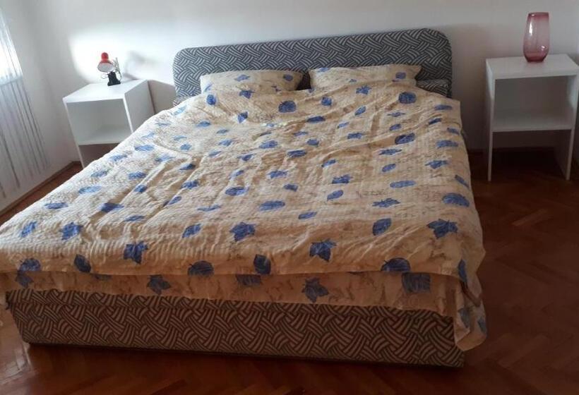 اتاق لوکس با بالکن, Edelweiss Hostel