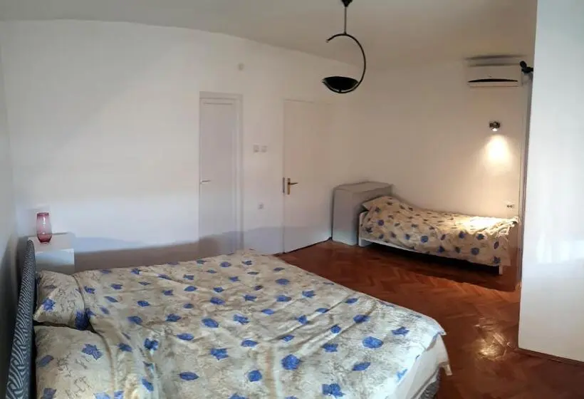 اتاق لوکس با بالکن, Edelweiss Hostel
