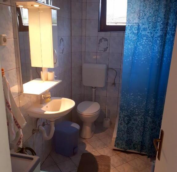 اتاق استاندارد با سرویس بهداشتی مشترک, Edelweiss Hostel