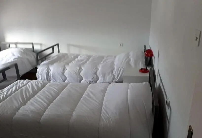 اتاق چهار تخته با دستشویی مشترک, Edelweiss Hostel