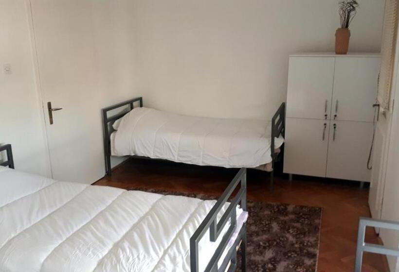 اتاق چهار تخته با دستشویی مشترک, Edelweiss Hostel