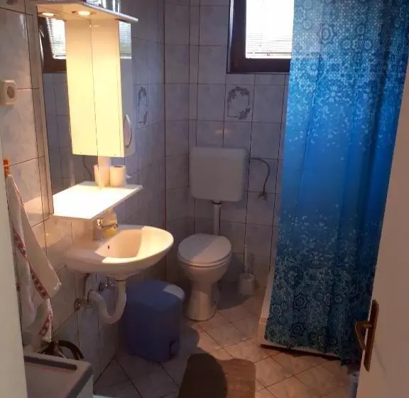 اتاق چهار تخته با دستشویی مشترک, Edelweiss Hostel