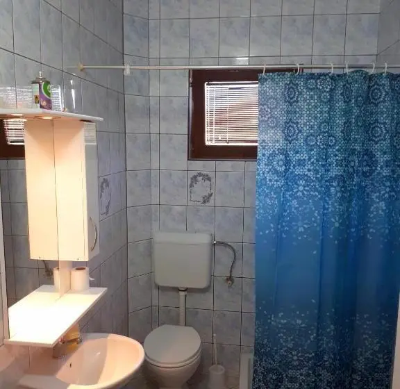 اتاق چهار تخته با دستشویی مشترک, Edelweiss Hostel
