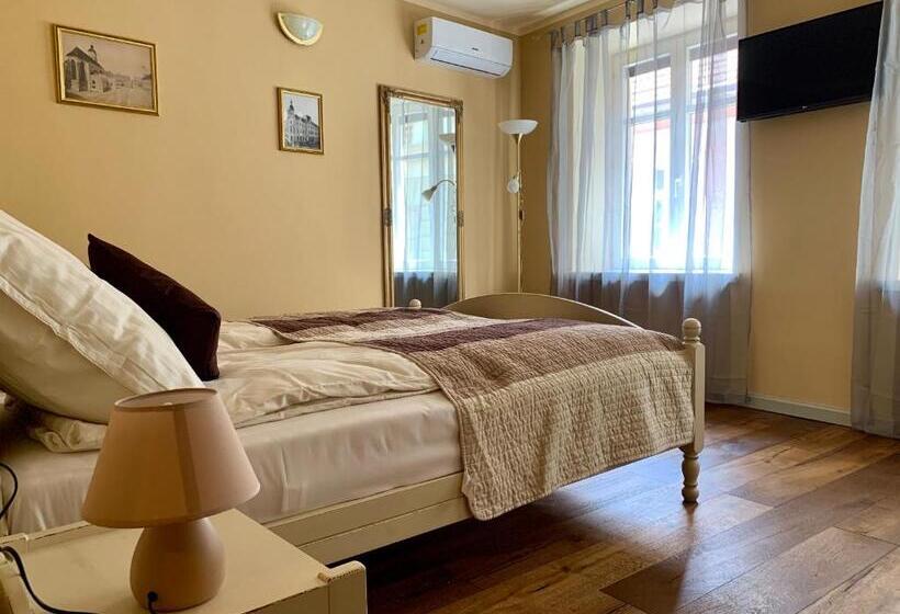 سوییت خانوادگی, Patrick's Pub