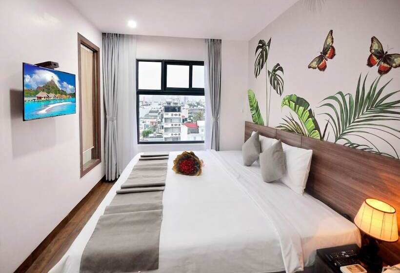 اتاق لوکس با چشم‌انداز شهر, Mega Light