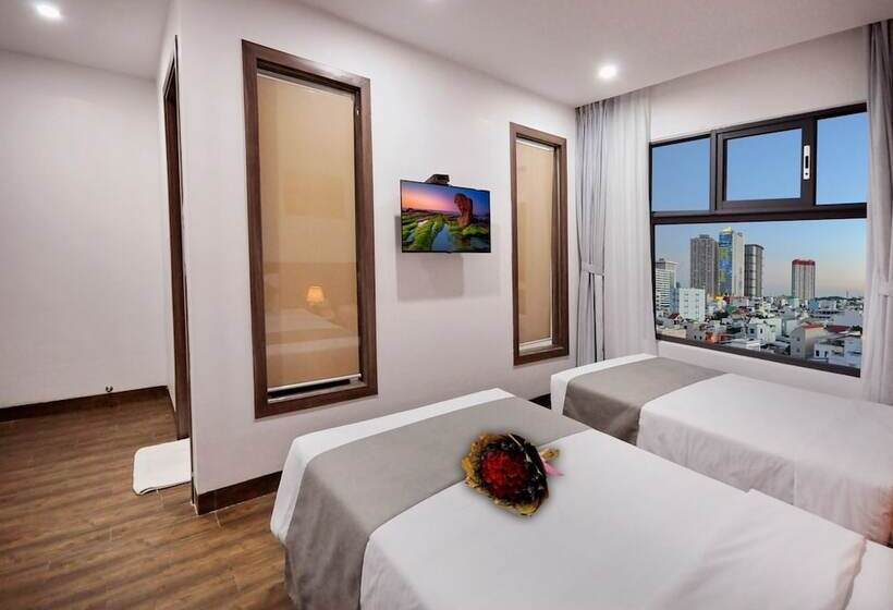 اتاق لوکس با چشم‌انداز شهر, Mega Light