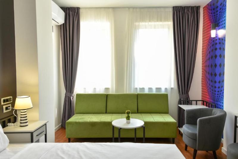 اتاق استاندارد سه نفره, Osten Art