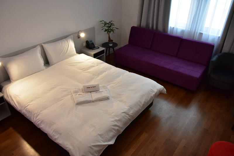 اتاق استاندارد سه نفره, Osten Art