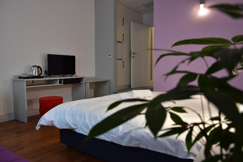 اتاق استاندارد سه نفره, Osten Art