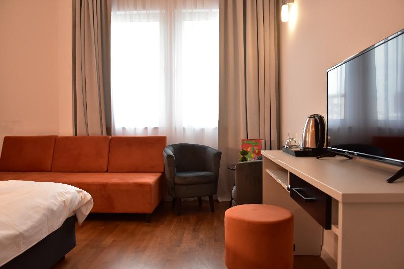 اتاق استاندارد سه نفره, Osten Art