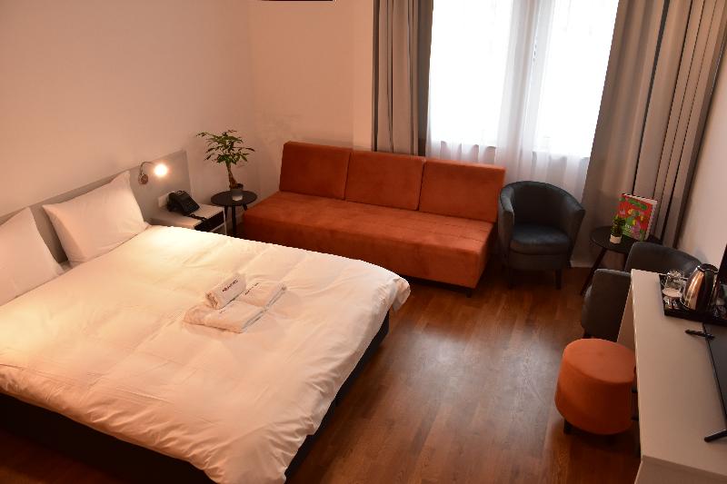 اتاق استاندارد سه نفره, Osten Art