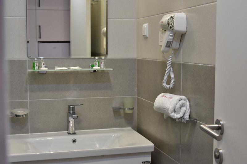 اتاق استاندارد سه نفره, Osten Art