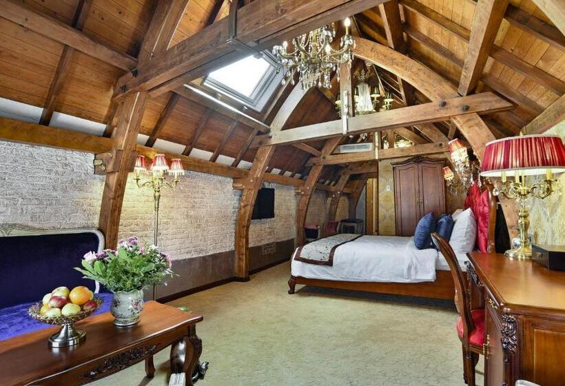 جناح سوبيريور, The Stamp