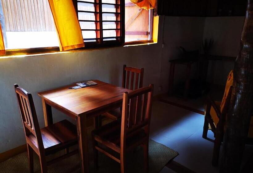 اتاق لوکس با بالکن و چشمانداز دریا, Chez Alex