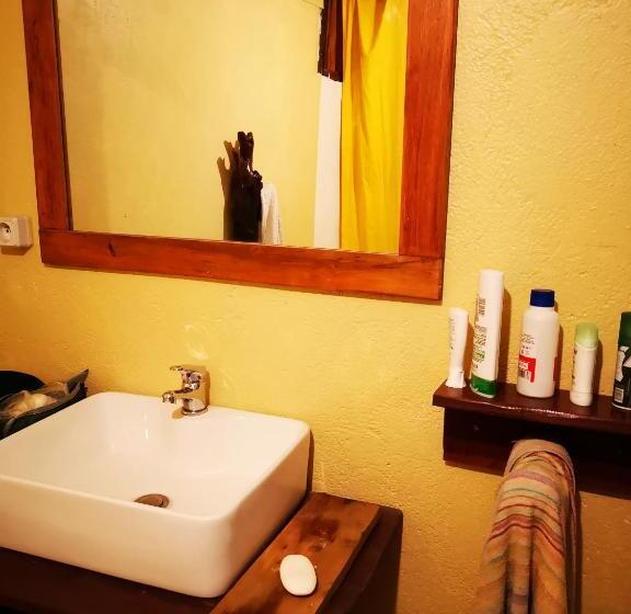 اتاق لوکس با بالکن و چشمانداز دریا, Chez Alex