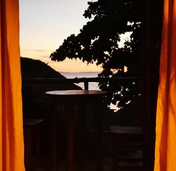 اتاق لوکس با بالکن و چشمانداز دریا, Chez Alex